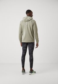 adidas Performance TRAIN ESSENTIALS CAMO FULL ZIP - Chaqueta de entrenamiento - silver pebble