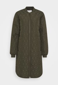 Cappotto lungo trapuntato in verde oliva, con zip anteriore, polsini a coste e orlo arrotondato. Il tessuto presenta un motivo a diamante testurizzato.