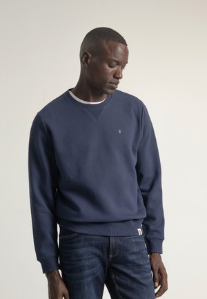 Sudadera de color azul marino en mezcla de algodón, con cuello redondo de canalé, mangas largas y un pequeño detalle de logo en el pecho.