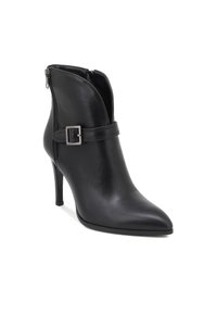 Botín de cuero negro con punta afilada, cremallera lateral y una correa decorativa con hebilla de plata. Tacón de aguja, diseño elegante.