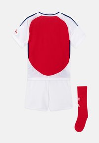 Rotes und weißes Sporttrikot mit kurzen Ärmeln, ausgestattet mit einem Mesh-Rücken und marineblauen Akzenten, kombiniert mit weißen Shorts und einer roten Kniesocke.