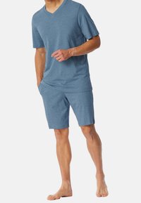 Herren-Loungewear-Set aus weichem, strukturiertem blauen Stoff, bestehend aus einem V-Ausschnitt-T-Shirt mit kurzen Ärmeln und passenden knielangen Shorts.