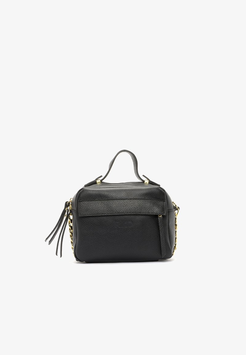 Melna ādas rokassoma ar teksturētu apdari, zelta krāsas metāla detaļām, augšējo rokturi un noņemamu ķēdes plecu siksnu. Iekļauta ar rāvējslēdzēju aizverama kabata.