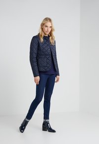Barbour DEVERON QUILT - Jachetă subțire - navy/pale pink