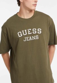 Guess Jeans VINTAGE - Marškinėliai su spaudiniu - olivgrün