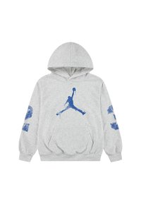 Felpa grigia chiara con una silhouette blu di un giocatore di basket che salta sulla parte anteriore e grafiche numeriche blu su entrambe le maniche.