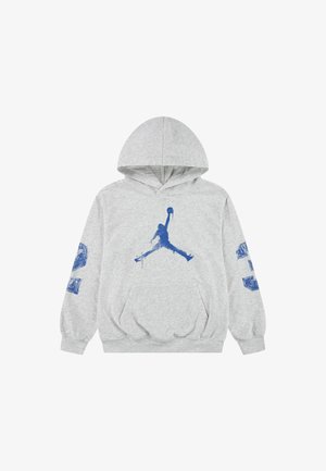 Hellgrau Hoodie mit einer blauen Silhouette eines Basketballspielers, der auf der Vorderseite springt, und blauen Zahlengrafiken auf beiden Ärmeln.