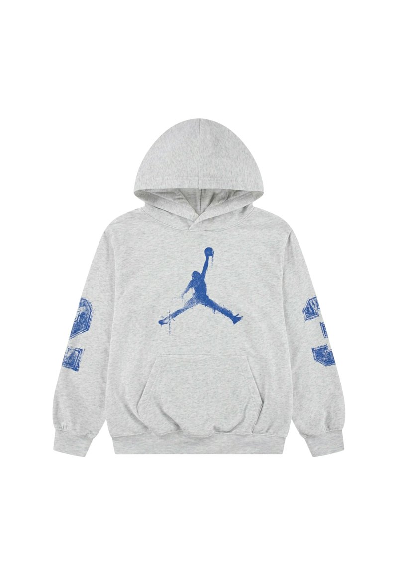 Felpa grigia chiara con una silhouette blu di un giocatore di basket che salta sulla parte anteriore e grafiche numeriche blu su entrambe le maniche.