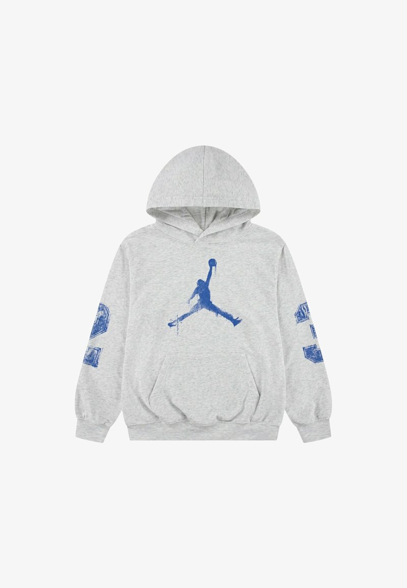 Felpa grigia chiara con una silhouette blu di un giocatore di basket che salta sulla parte anteriore e grafiche numeriche blu su entrambe le maniche.