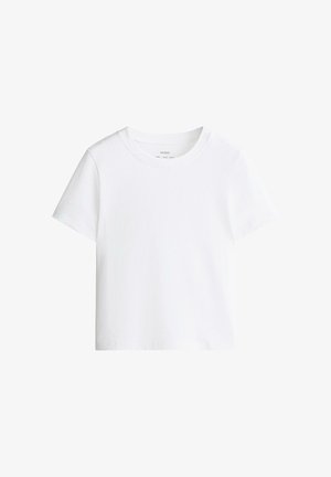 Prosty biały T-shirt z krótkim rękawem i okrągłym dekoltem, z prostym dołem, prezentowany na białym tle.