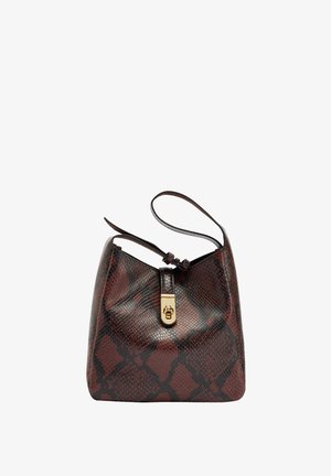 Brązowa skórzana torebka z wężową teksturą, z zamknięciem na złoty zatrzask oraz dwoma ramiączkami na ramię. Projekt ma miękki, kwadratowy kształt.