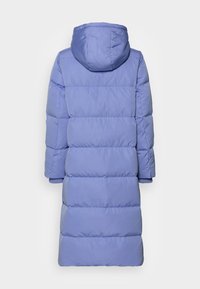 Lång, ljuslila puffjacka med huva, med en kviltad design, elastiska manschetter och rak silhuett. Slät textur.