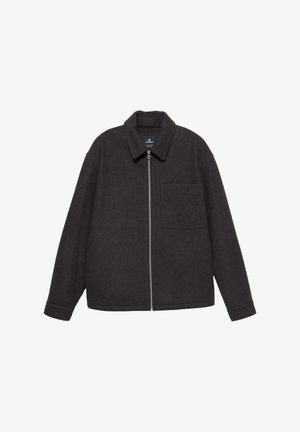 Sötét szürke, cipzáros dzseki, puha anyagból készült, hegyes gallérral és egyetlen mellzsebével. Lazán illeszkedő fazon, hosszú ujjak.