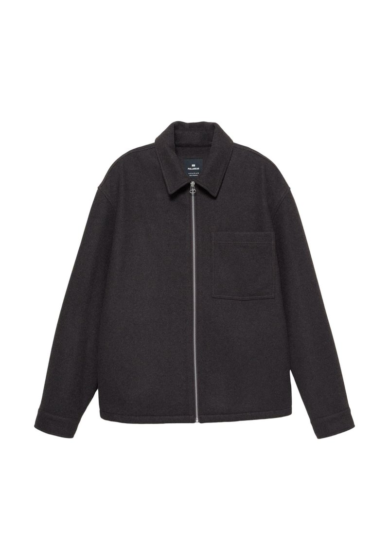 Sötét szürke, cipzáros dzseki, puha anyagból készült, hegyes gallérral és egyetlen mellzsebével. Lazán illeszkedő fazon, hosszú ujjak.