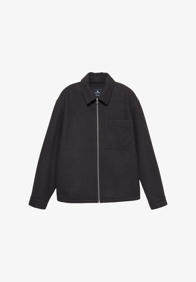 Sötét szürke, cipzáros dzseki, puha anyagból készült, hegyes gallérral és egyetlen mellzsebével. Lazán illeszkedő fazon, hosszú ujjak.