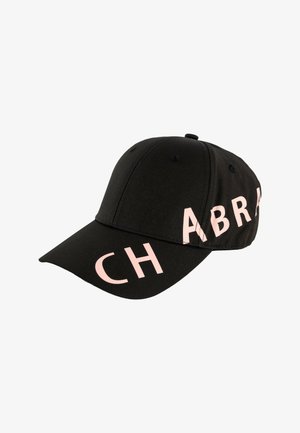 Casquette de baseball noire avec de grandes lettres rose pâle formant "CH ABR" sur la visière et les panneaux latéraux, inclinée vers la droite.