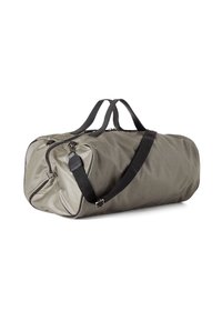 Šedá nylonová cestovní taška s černými koženými detaily, dvojitými ušima a nastavitelným popruhem na rameno; má zipové uzavření a zaoblený tvar.