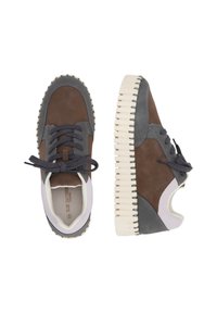 Bruine en grijze sneakers met een dikke witte zool, gemaakt van textiel en leer, ronde neus, ronde veters en contrasterende kleurpanelen.