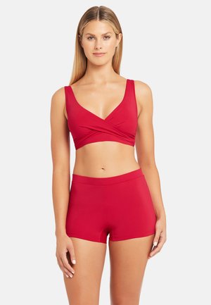 Set da bagno rosso composto da un top avvolgente con bretelle larghe e pantaloni corti a vita alta coordinati. Realizzato in un tessuto liscio e elasticizzato.