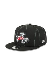 Schwarze Snapback-Kappe mit einem gestickten Dinosaurier-Logo in einem roten Trikot, der einen Basketball hält, mit grauen Akzentlinien auf der Krone.