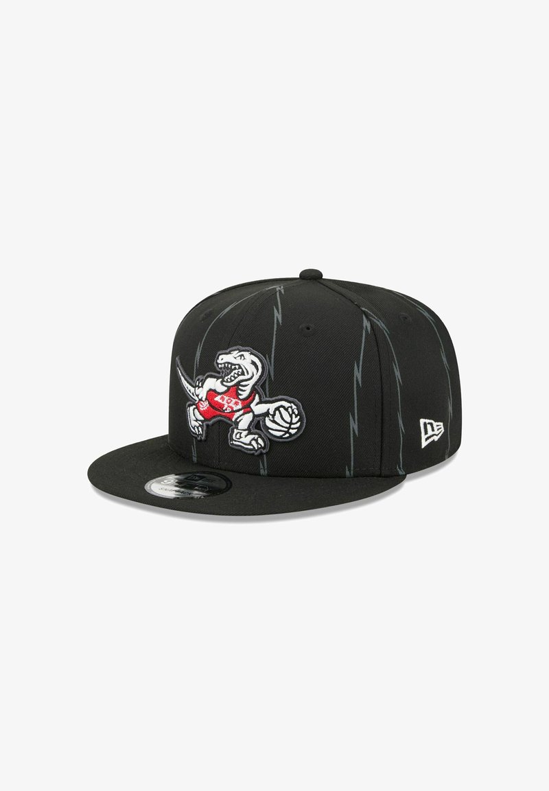 Schwarze Snapback-Kappe mit einem gestickten Dinosaurier-Logo in einem roten Trikot, der einen Basketball hält, mit grauen Akzentlinien auf der Krone.