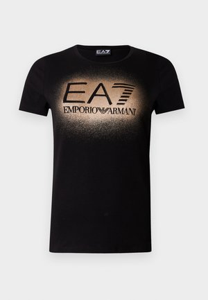 Tricou negru din bumbac, cu un design de logo în degrade auriu și inscripția „EA7 EMPORIO ARMANI” scrisă cu litere îndrăznețe pe piept. Mâneci scurte.