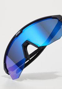 Sportsonnenbrille mit einem gebogenen, schwarzen Rahmen und gradienten blauen Gläsern. Die Gläser haben eine glatte Textur mit einem reflektierenden Finish.