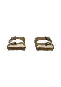 Sandales en daim marron avec deux boucles métalliques réglables, design ouvert au niveau des orteils et semelle intérieure anatomique. Semelle texturée légère avec une légère élévation.