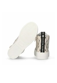 Sneakers alta beige con motivo a rombi, dotate di una suola in gomma bianca e di un tassello sul tallone stampato con logo nero e chiusura con zip.