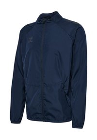 Giacca leggera blu navy con zip, polsini elastici, collo alto e logo discreto sul petto sinistro e sulla spalla destra.