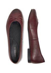 Bordowe skórzane baleriny z okrągłym noskiem, gładką teksturą i niskim obcasem. Posiadają wyściółkę z amortyzacją z perforowanym wzorem.