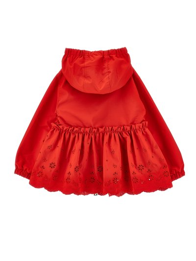 Κόκκινο παιδικό μπουφάν με κουκούλα, ελαστική μέση και διακοσμητικές λεπτομέρειες με κεντήματα σε σχημα λουλουδιών με ρούγες στο κάτω μέρος της πλάτης και στη ραφή.