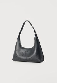 Μαύρη δερμάτινη τσάντα ώμου με διάτρητο γεωμετρικό σχέδιο και μία ρυθμιζόμενη λουρίδα, τοποθετημένη σε απλό λευκό φόντο.