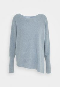 Jasnoniebieski sweter z prążkowanego dzianego materiału z szerokim dekoltem i długimi rękawami, charakteryzujący się asymetrycznym dołem i miękką fakturą.