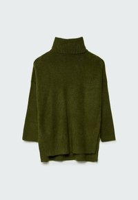 Pull oversize vert olive avec un col roulé côtelé haut. Manches trois-quarts et ourlet avec fentes latérales. Texture douce.
