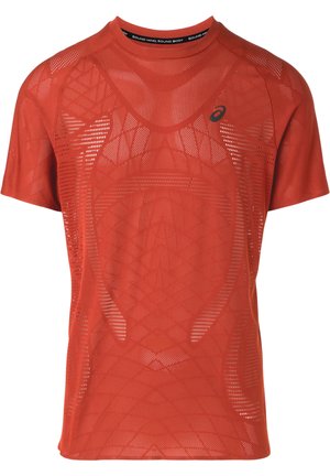 Czerwona sportowa koszulka z krótkim rękawem, geometrycznym wzorem siateczki, okrągłym dekoltem i małym czarnym logo Asics na lewej piersi.