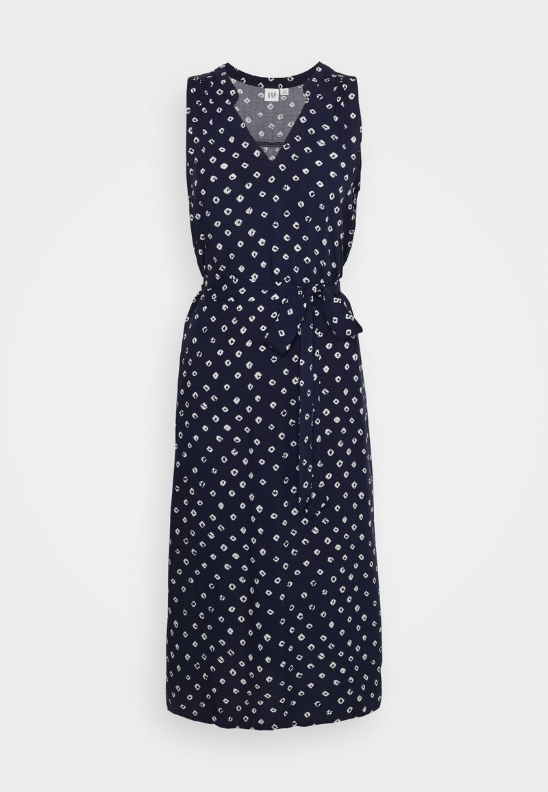 Robe midi bleu marine sans manches avec motif géométrique en losange blanc et ceinture en tissu assortie nouée à la taille.