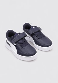 Scarpe in pelle sintetica blu navy con una fascetta in velcro, dettagli bianchi, perforazioni sulla punta e suola in gomma testurizzata.