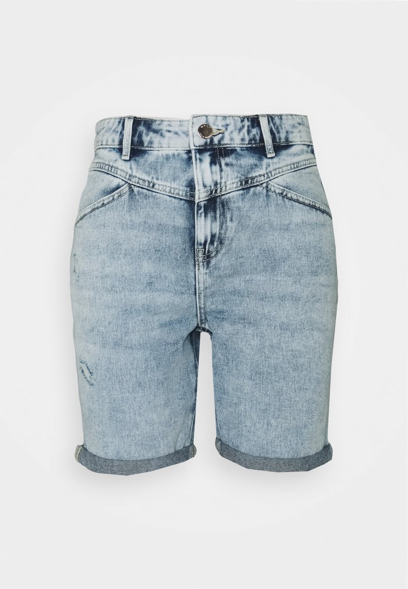 Shorts en denim bleu clair avec ourlets retroussés, fermeture à boutons sur le devant et détails discrètement usés sur une jambe.