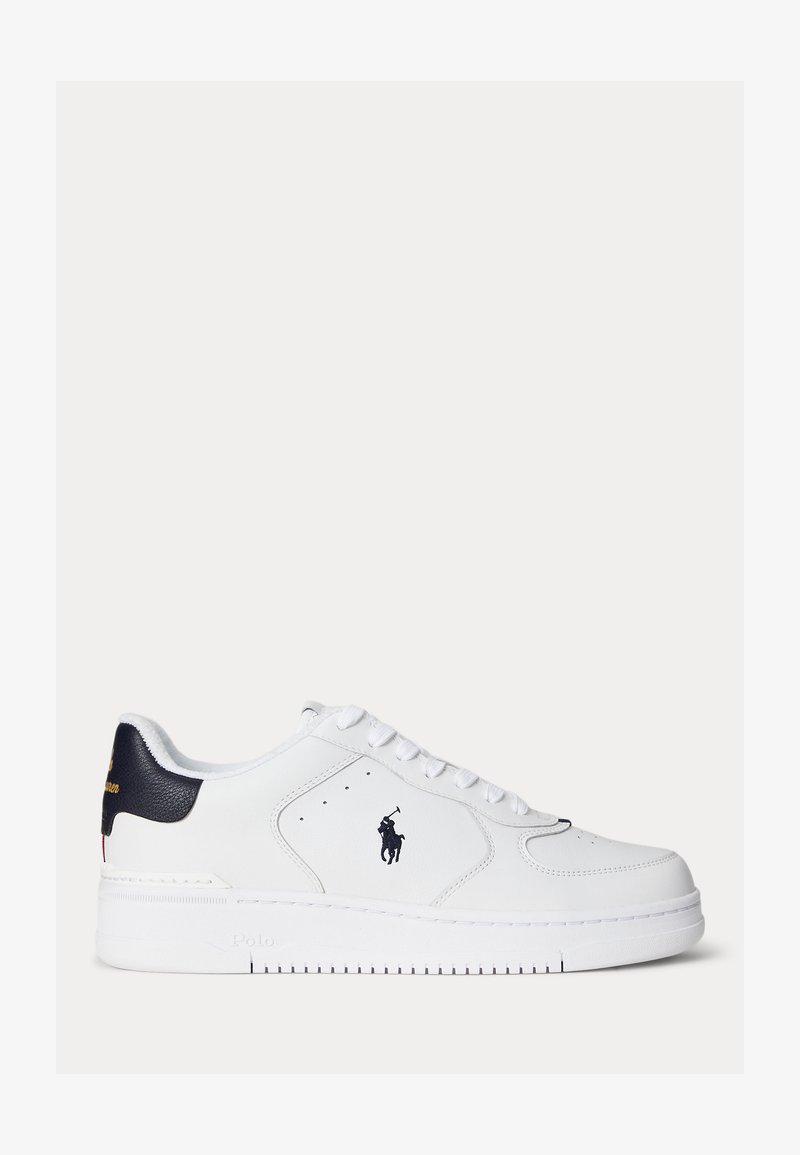 Λευκό χαμηλό sneaker με μπλε ταμπάκι στη φτέρνα, λευκά κορδόνια, κεντημένο λογότυπο Polo στο πλάι και λευκή υφασμάτινη λαστιχένια σόλα.