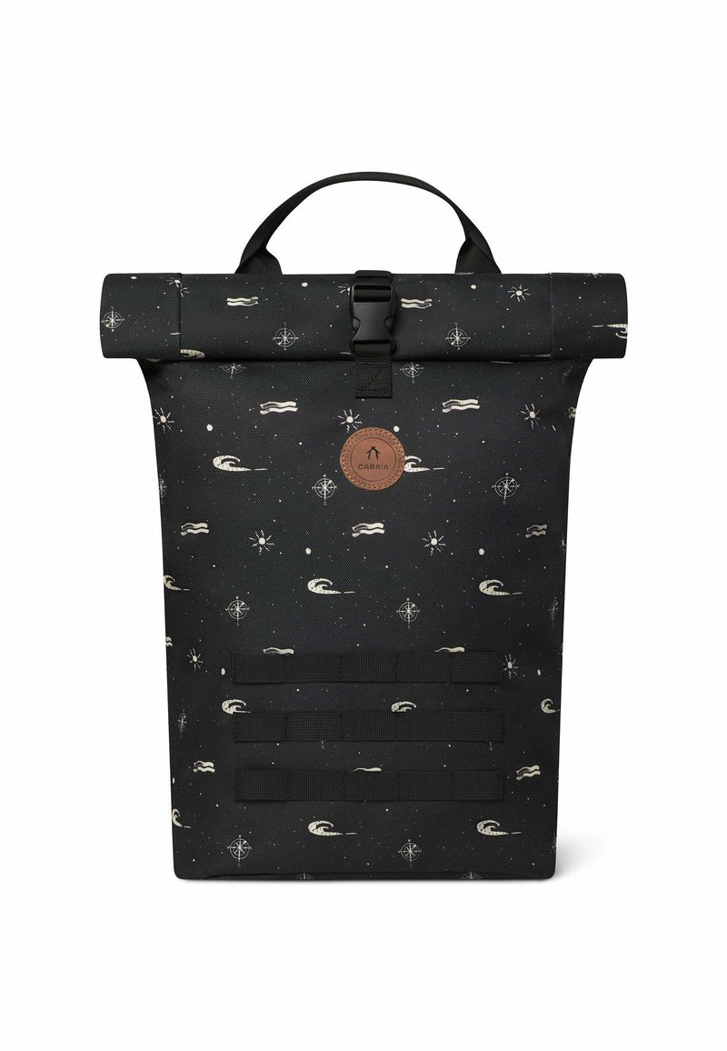 Sac à dos noir à rabat, fabriqué en tissu durable, arborant un design à motifs avec des vagues et des éléments célestes. Comprend des détails de sangle et une patch avec logo.