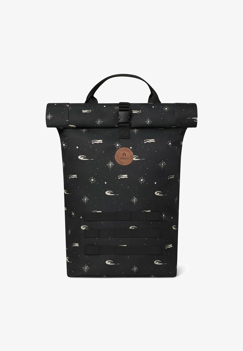 Sac à dos noir à rabat, fabriqué en tissu durable, arborant un design à motifs avec des vagues et des éléments célestes. Comprend des détails de sangle et une patch avec logo.