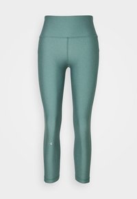 Legginsy o wysokim stanie, długości do kolan, w przytłumionym kolorze tealu, wykonane z gładkiego, elastycznego materiału o subtelnym połysku i wzmocnionych szwach.