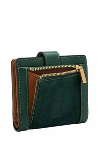 Portefeuille en cuir vert avec une finition texturée, doté d'un accent marron, d'une fermeture éclair dorée et de plusieurs emplacements pour cartes pour une meilleure organisation.