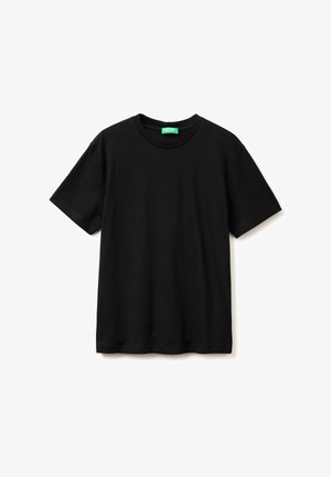 Schwarzes T-Shirt mit kurzen Ärmeln und Rundhalsausschnitt, mit einem kleinen grünen Etikett auf der Innenseite des Kragens, vor weißem Hintergrund.