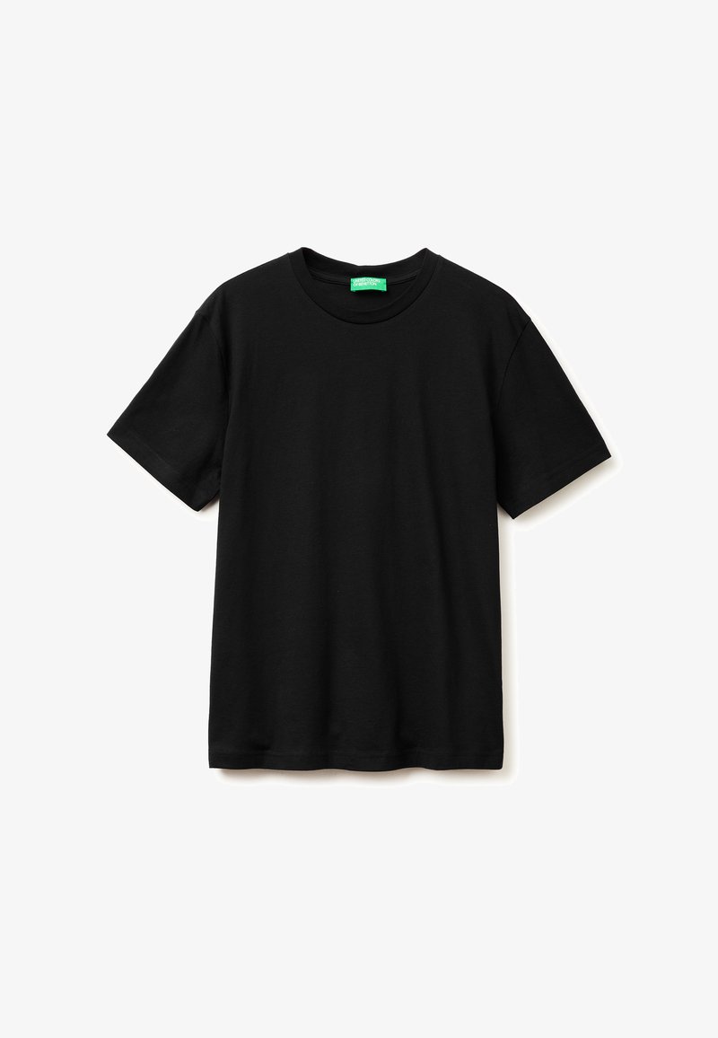 Zwart T-shirt met korte mouwen en een ronde hals, met een klein groen label aan de binnenkant van de achterkant van de kraag, op een witte achtergrond.