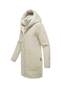 Manteau long beige clair avec une capuche rembourrée, des fermetures à boutons sur le devant, deux grandes poches latérales et une finition en tissu texturé.
