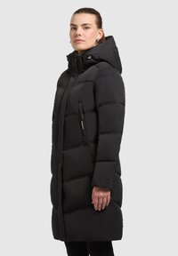 Črna puffer jakna s kapuco, dolgega kroja, vodoravno šivana, z žepi na zadrgo in gladko, mat teksturo.