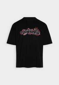 Sort bomulds t-shirt med et farverigt grafisk design på ryggen med røde og blå accenter, korte ærmer og rund halsudskæring.