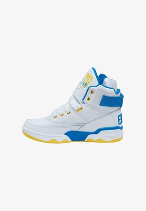 Les baskets montantes présentent un dessus en cuir blanc avec des accents bleus et jaunes, y compris un talon renforcé, une cheville rembourrée et une semelle texturée.
